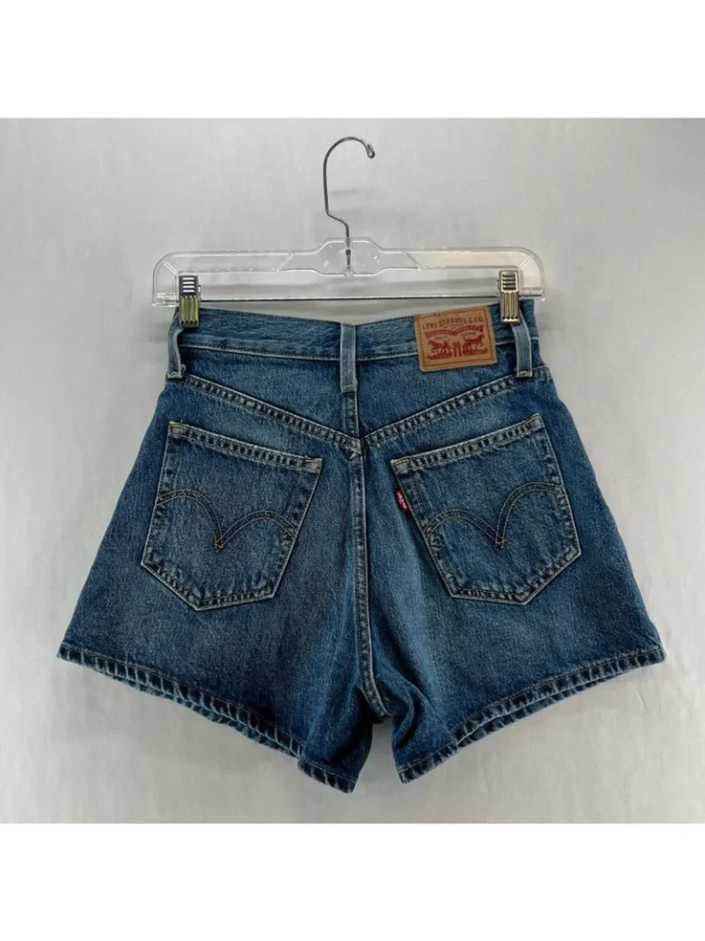 Levi's High Waisted Mom Shorts Womens 25 Zip Fly Pockets Medium Wash Denim Blue